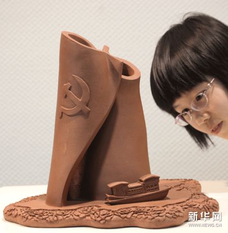 红色主题紫砂艺术作品亮相江苏宜兴(图)