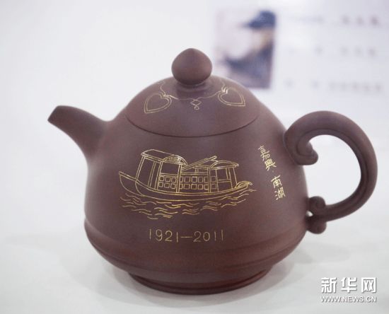 5月21日在宜兴紫砂艺术展上拍摄的“南湖红船壶”。