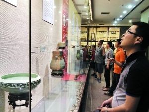 广州市民参观龙泉青瓷展。