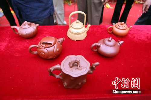 评出的获奖花壶作品