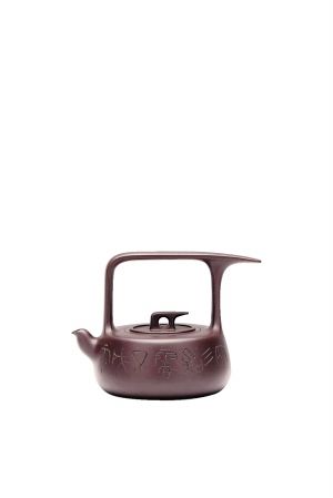 顾景舟、韩美林合作的“提梁盘壶”5月21日在北京以1150万元成功拍出。