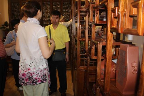 韩国陶艺家在详细询问制作情况