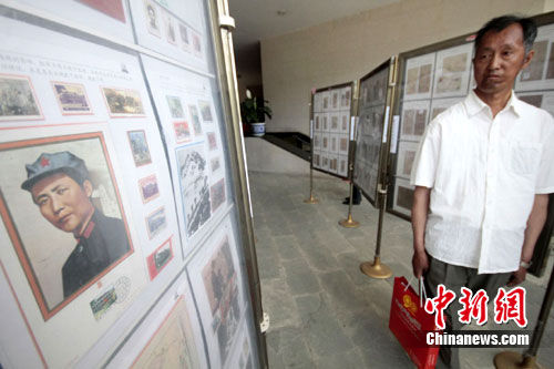 图为市民参观“红邮颂歌”庆祝建党90周年精品珍邮巡回展。作 者：宋敏涛