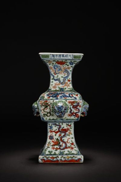 图3法国润熙堂旧藏的万历青花五彩龙纹四方兽首尊 图片来源：中拍国际