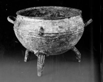 双耳双系兽蹄铜鼎。