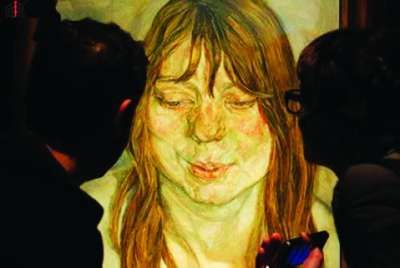 参观者正在欣赏《微笑的女人》