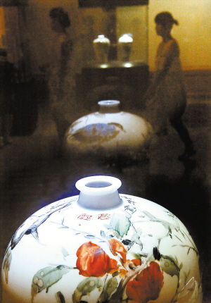 河南博物院展出美妙瓷画作品