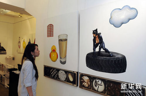 7月13日，游客在参观画展。新华网图片 宋振平 摄