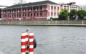 离四行仓库不远的一些老仓库都整修一新，成为苏州河上一道景观