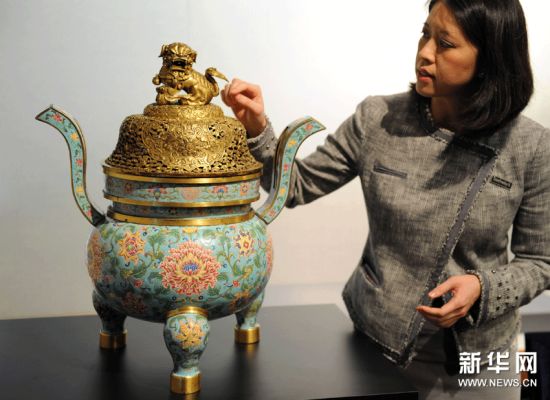 9月7日，工作人员在传媒预展上介绍清雍正年间铜胎画北京珐琅孔雀蓝地缠枝花卉纹朝天耳三足狮钮盖炉，估价3500万至4500万港元。