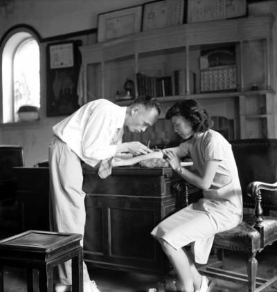 打针 1949年 上海 周海婴 摄