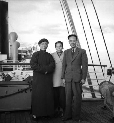 郭沫若、许广平与侯外庐 1948年11月 华中轮 周海婴 摄