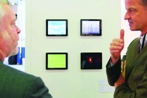 用ipad展示的艺术作品。