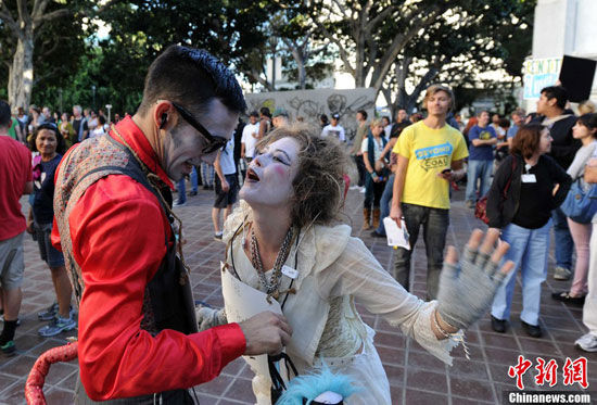 示威者用行为艺术表示抗议