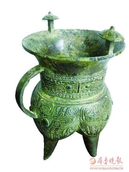 刮去绿锈后的红斑不自然。