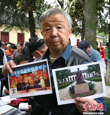 汪老先生手持自己制作的辛亥纪念明信片。申冉 摄