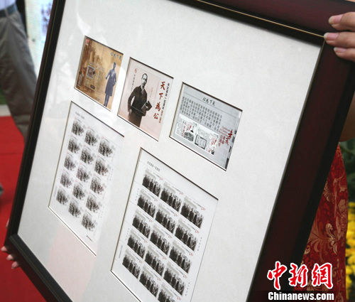 今日首发的一套两枚辛亥纪念邮票。申冉 摄