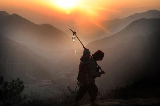 由新华社和联合国开发计划署（UNDP）共同发起主办的“关注贫困全球摄影大赛”日前揭晓：纪实非职业单幅金奖作品《母爱无限》。