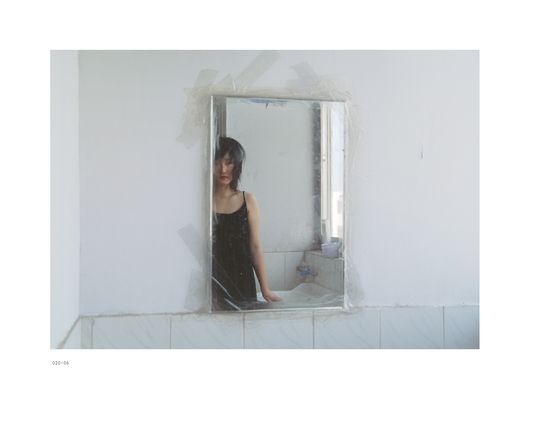 《蜜蜂 NO.020-06》 L指着她寝室里的一张空床说：“之前住这的女孩自杀未遂，那之后就再也没见过她，应该是流浪去了吧。”那是个大风天，我们沿着城乡接合部的工地走来走去，吃了一嘴沙。告别时，L送给我那流浪女孩留下的一枚刀片，“你拿去，反正我也用不上了。”