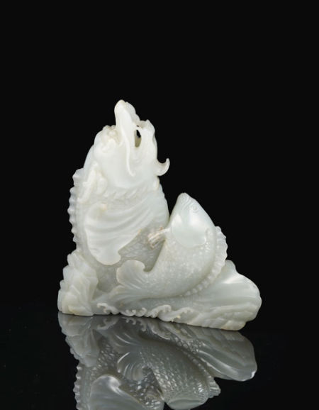 清十八世纪白玉雕摩竭鱼花插