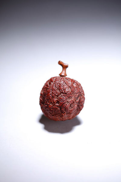 清乾隆-御制核桃雕云龙纹鼻烟壶