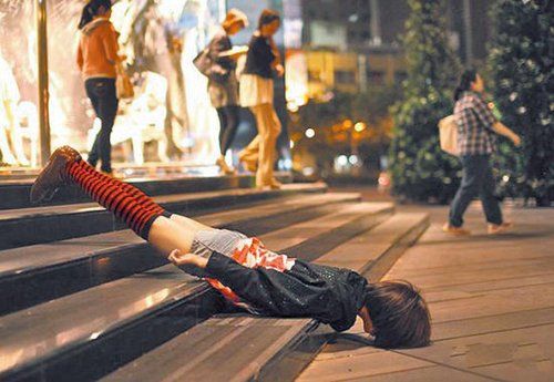 台湾仆街少女网络爆红 网友力挺行为艺术