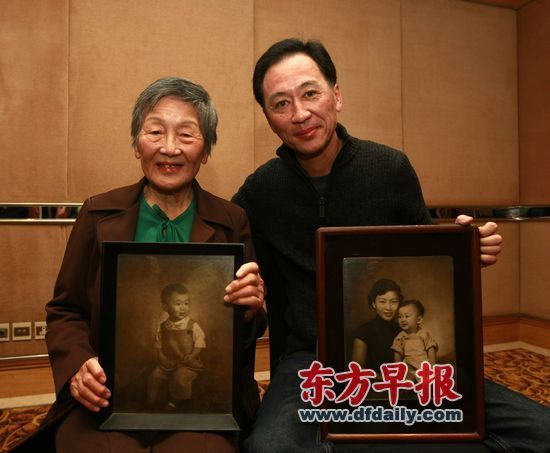 游美瑛、孙逊母子跟当年的老照片合影。