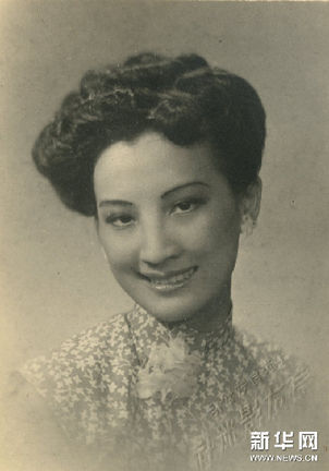 这张周璇肖像照片在拍卖会上以190万元成交（11月13日翻拍）。新华网图片 汪永基 摄