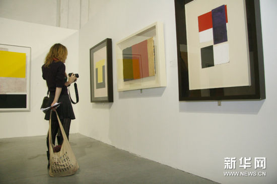 在乌克兰首都基辅阿森纳博物馆，观众们参观国际当代艺术60周年纪念展。