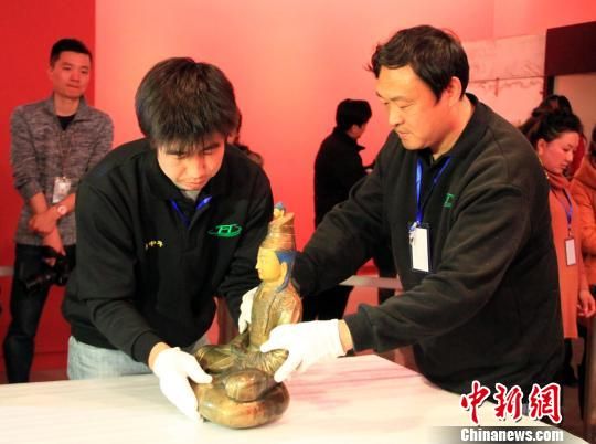 铸造于13-14世纪的松赞干布鎏金铜像在长沙开箱亮相。　邓霞　摄