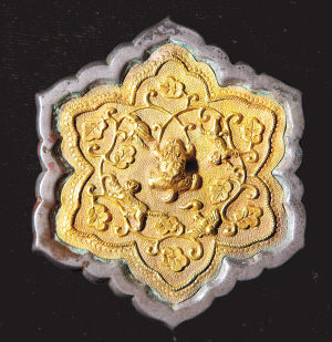 唐 菱花形背金壳瑞兽花鸟手镜