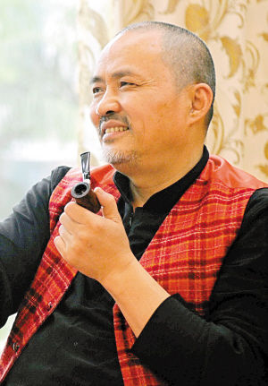 壬辰年龙票由深圳的设计者、当代著名平面设计师陈绍华设计。　　深圳商报记者 吴峻 摄