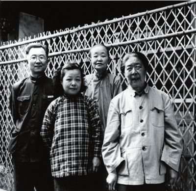 启功（后排左一）与夫人、母亲和姑姑。