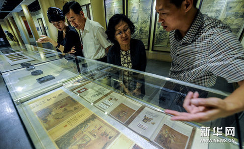 9月6日，观众在品评明清进士书画艺术展上的展品。新华网图片 张宇 摄