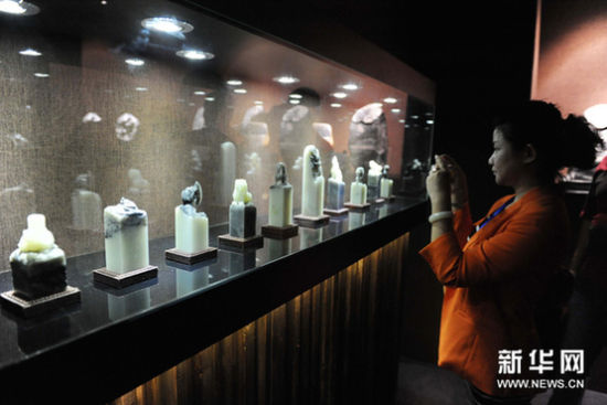 9月21日，观众在2012中国海派玉雕艺术大展上参观拍照。新华网图片 赖鑫琳 摄.jpg