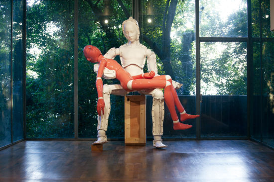Pieta： 自我的死亡，Pieta： Self-Death， 400 x 340 x 320 cm， FRP， 2008