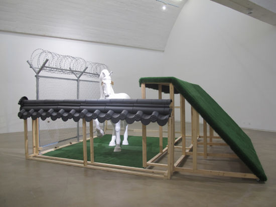 文化墙，Culture Wall， 540 x 400 x 280cm， FRP， artificial roof tiles， wire net， stones， plastic grass， wood， 2011