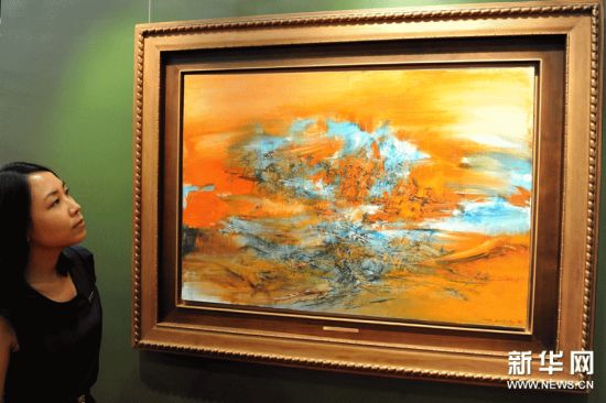 9月30日，一名女子在赵无极的油画《10.1.68》前驻足。该油画估价2500万至3500万港元。