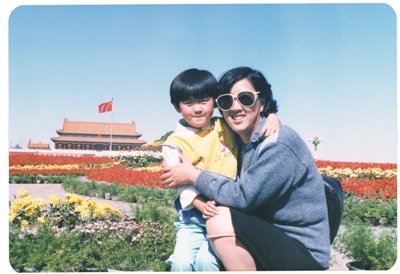 80年代 沉浸花海 1986年国庆节，天安门第一次用10万盆鲜花摆放花坛。5岁的辛竹和妈妈留下了这张合影。