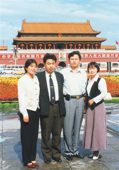 90年代 记录时代 在这张拍摄于上世纪90年代的照片中，市民的腰间已经别上了当时很时髦的BP机。 