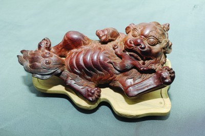 中华醒狮（红酸枝）