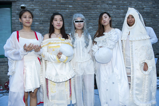 罗苇与行为艺术表演者