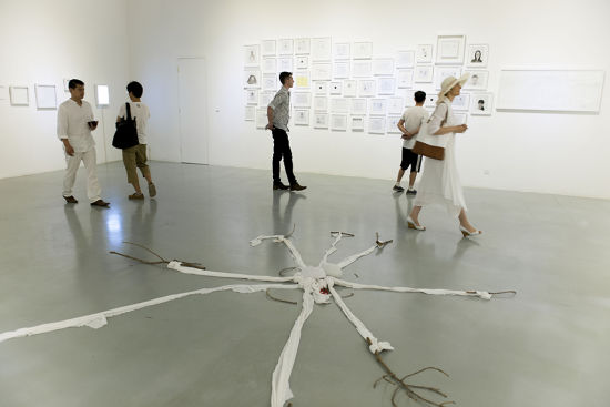 艺术家罗苇在展览现场