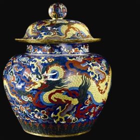 明宣德（1426?1435）掐丝珐琅云龙纹盖罐，高62厘米，肚径55.9厘米，款式为大明宣德年制，御用监造