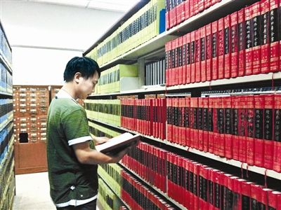 一名古籍爱好者正在北大古籍阅览室翻看“四库全书”摄影 记者 董鑫