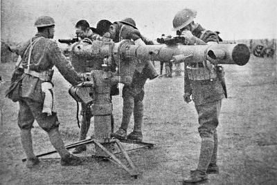 当时武汉的防空武器“大眼睛”??新式望远镜　　见习记者郭良塑翻拍