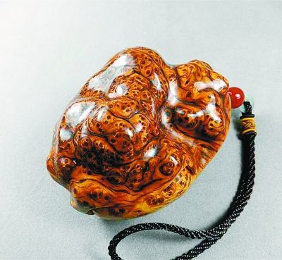 玩家“心痕”收藏的崖柏红瘤手把件孤品。