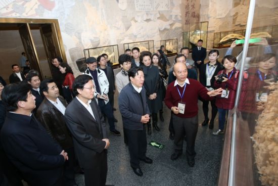 （左至右）广东省委常委、宣传部长庹震，广东省文联党组书记程扬，中国民协分党组书记罗杨，全国政协原副主席、中国文联主席孙家正，中国文联党组书记赵实，广东省委宣传部副部长顾作义等参观展览