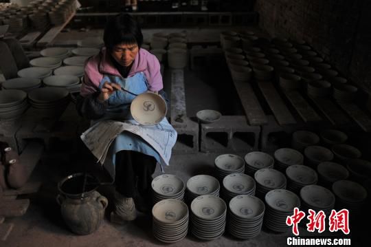 几近消失的云南青花土碗重现生机：畅销海外(图)