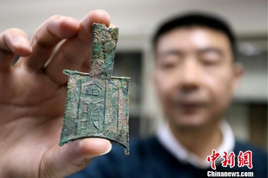 河南古币收藏者展示古代钱币